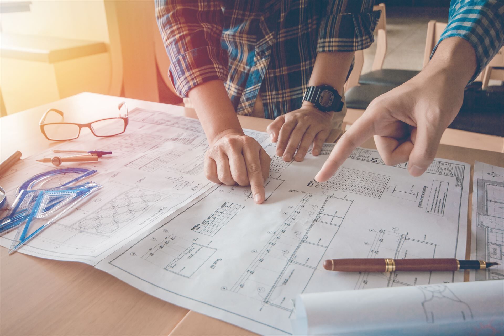 設計図を確認するスタッフたち